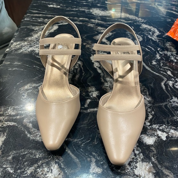 Women’s heels size 8.5 - Picture 2 of 5